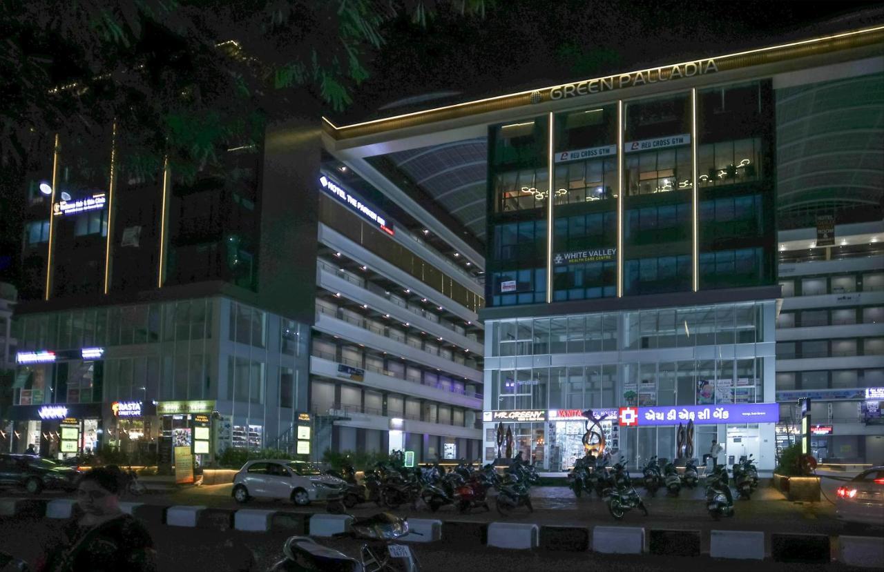 Hotel The Parker Inn By Kbnt Group Surat Bagian luar foto