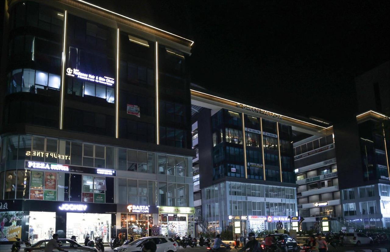 Hotel The Parker Inn By Kbnt Group Surat Bagian luar foto