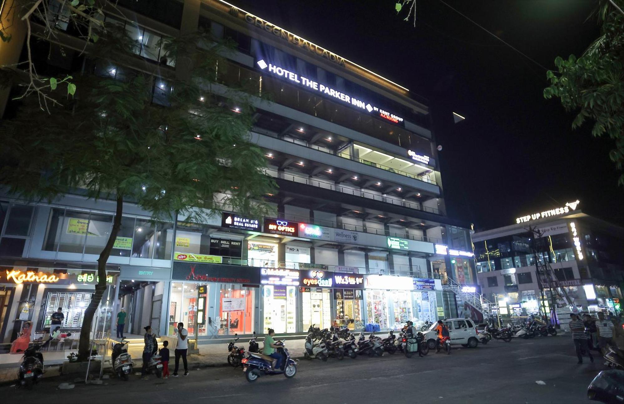 Hotel The Parker Inn By Kbnt Group Surat Bagian luar foto