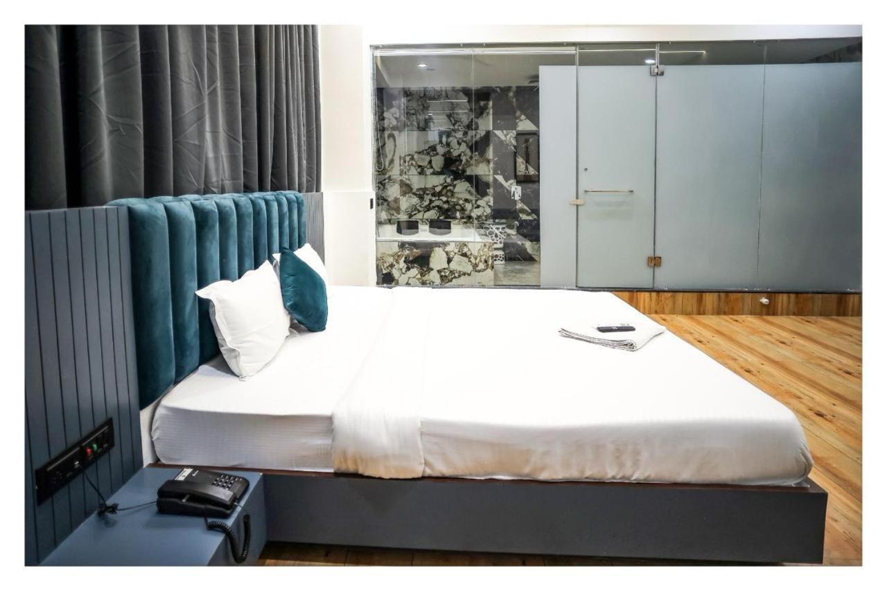 Hotel The Parker Inn By Kbnt Group Surat Bagian luar foto