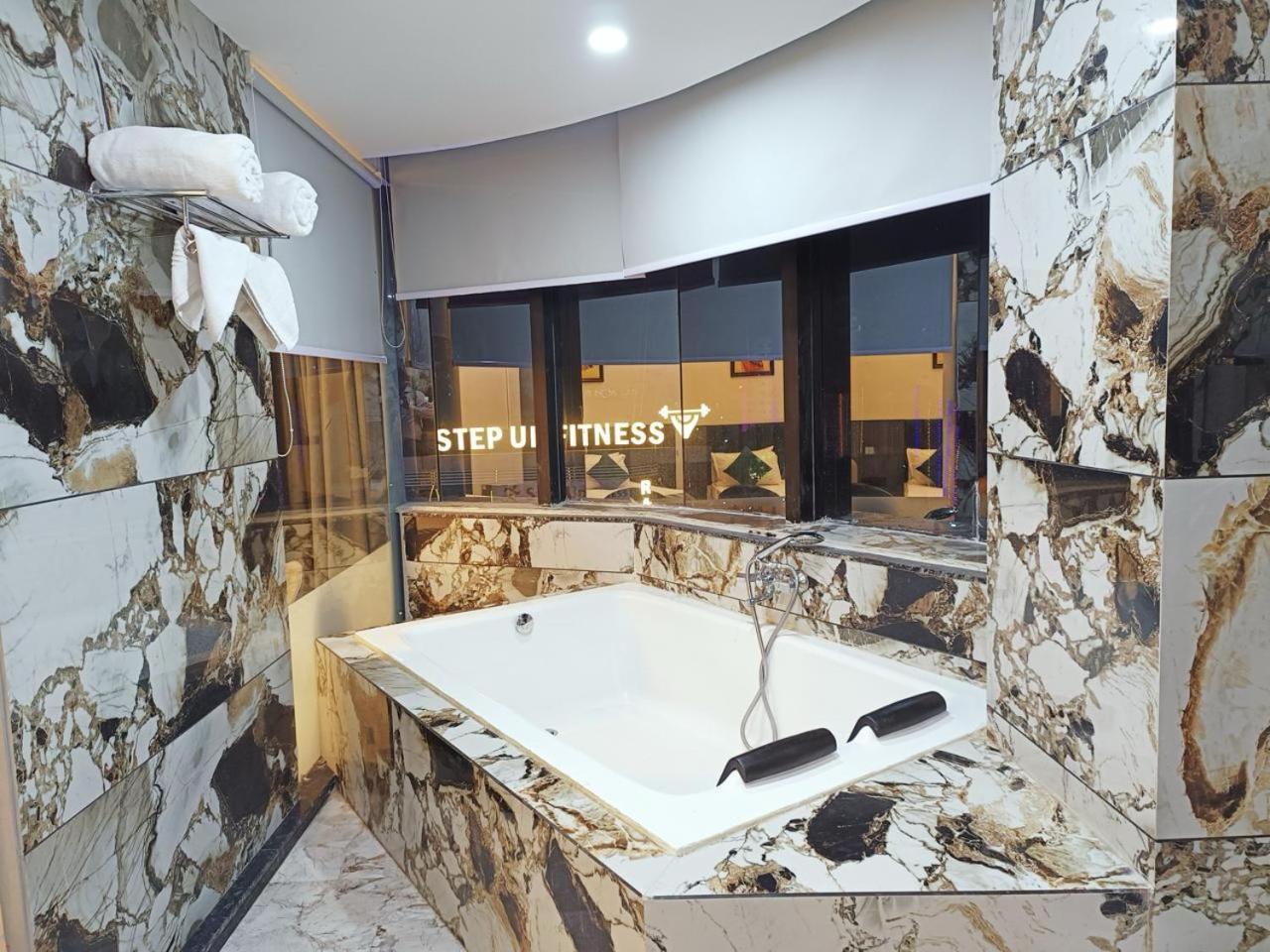 Hotel The Parker Inn By Kbnt Group Surat Bagian luar foto