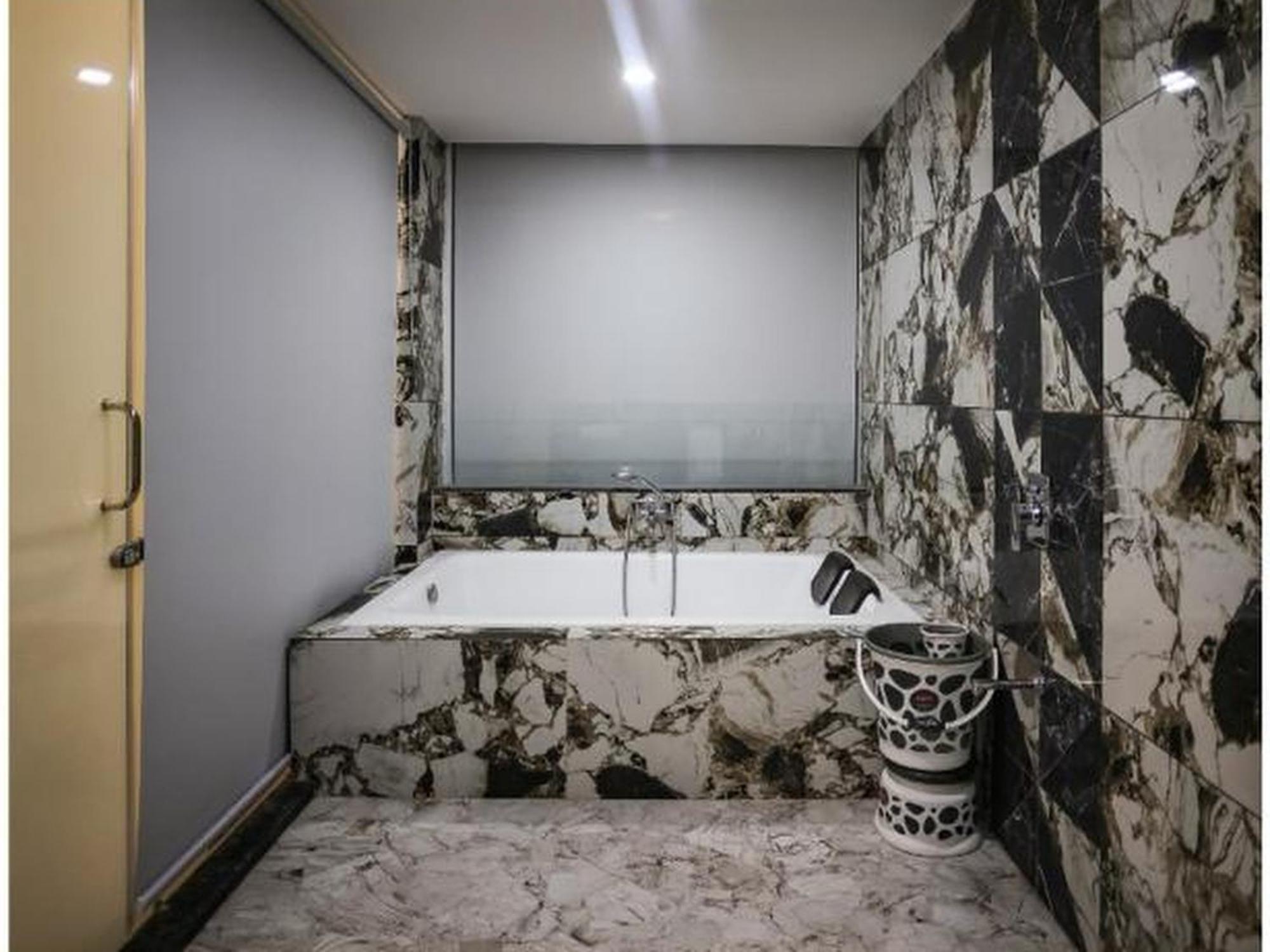 Hotel The Parker Inn By Kbnt Group Surat Bagian luar foto